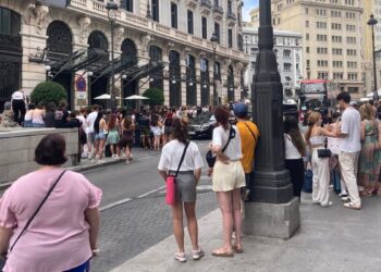 En busca de Stray Kids: multitudes se agolpan en un céntrico hotel de Madrid para despedirse de la banda coreana