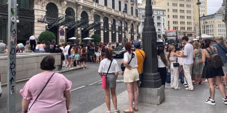En busca de Stray Kids: multitudes se agolpan en un céntrico hotel de Madrid para despedirse de la banda coreana