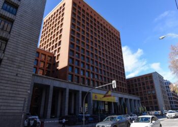 La polémica Casa Sindical franquista, sede actual de los ministerios de Sanidad y Derechos Sociales, declarada Bien de Interés Cultural