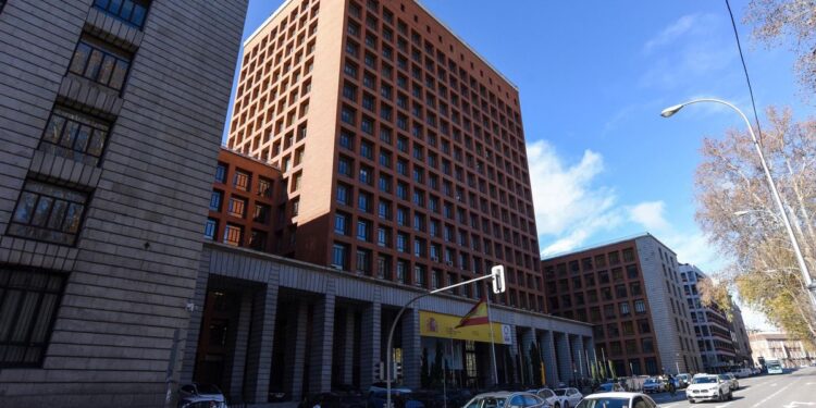 La polémica Casa Sindical franquista, sede actual de los ministerios de Sanidad y Derechos Sociales, declarada Bien de Interés Cultural