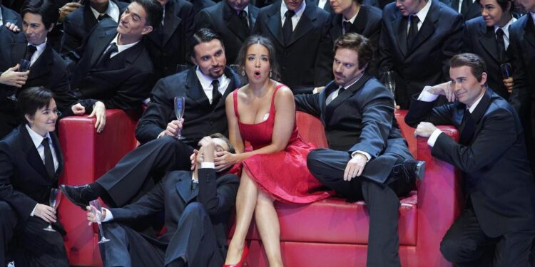 Adela Zaharia y Xabier Anduaga, protagonistas ‘La Traviata’ del Real: ‘La historia sigue emocionando porque habla de unos sentimientos que son los mismos que hace años’