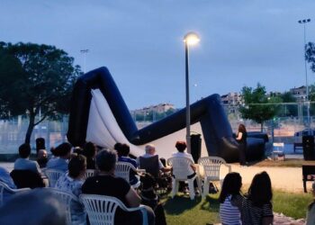 La pantalla del cine de verano de Hortaleza vuelve a desinflarse: ‘Deberían llamarlo cine flácido’