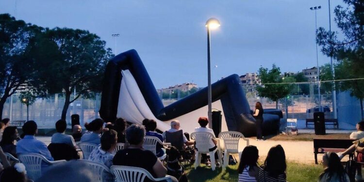 La pantalla del cine de verano de Hortaleza vuelve a desinflarse: ‘Deberían llamarlo cine flácido’