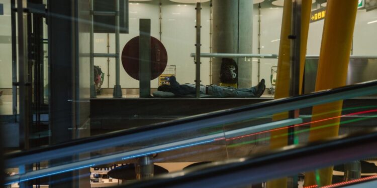 Madrid vuelve a reprochar la decisión ‘unilateral’ y ‘desalmada’ de Aena con los sintecho de Barajas