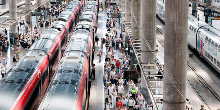 Retrasos en Atocha de los trenes de alta velocidad por una avería en la señalización en pleno éxodo del fin de semana