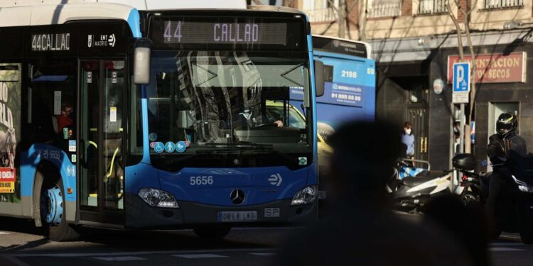 Madrid instala desfibriladores en todos los autobuses de EMT para actuar en emergencias dentro y fuera del vehículo
