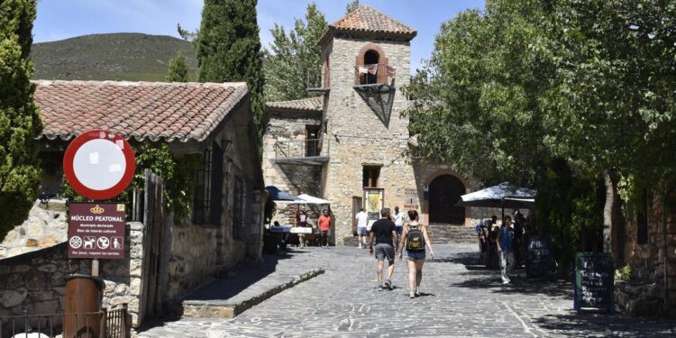 Los madrileños también veranean en Madrid: casi el 84% planea escapadas a la sierra y las Villas