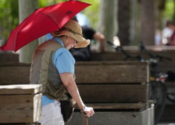 El calor seguirá haciéndose notar este lunes, tras una noche tropical en Madrid