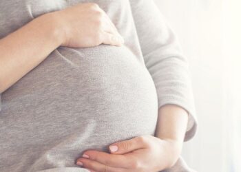 Buenas noticias para las madres menores de 30 años: ya puedes pedir la ayuda de 500 euros de Madrid y así puedes solicitarla