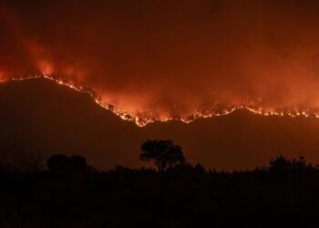 Última hora de los incendios en España, en directo | Los incendios mantienen bajo asedio Galicia y Castilla y León