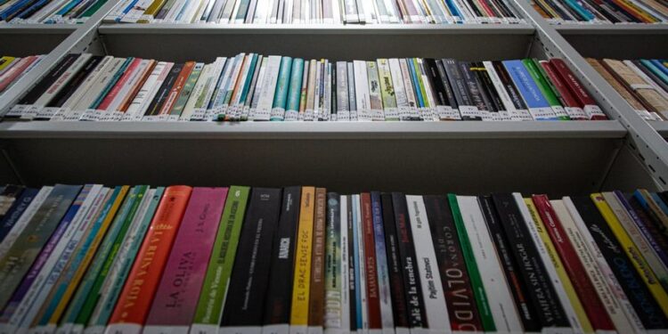 Ni Pérez-Reverte ni La Vecina Rubia: la novela italiana que arrasa en las bibliotecas de Madrid ha vendido 650.000 ejemplares