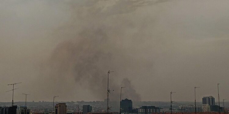 Un incendio en un descampado en Delicias provoca una gran columna de humo sobre Madrid