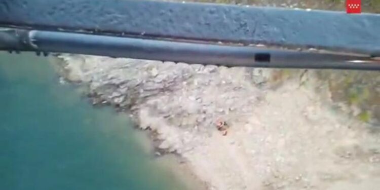 Así ha sido el rescate en El Atazar de 19 personas que cayeron al agua haciendo kayak