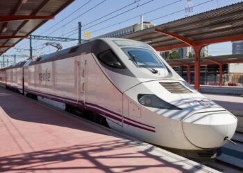 Desalojados los 180 pasajeros del tren detenido en Pueyo (Navarra) y continuarán su viaje a Madrid en autobús