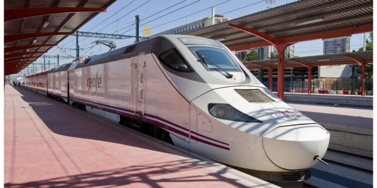 Desalojados los 180 pasajeros del tren detenido en Pueyo (Navarra) y continuarán su viaje a Madrid en autobús