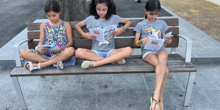 De dormir entre dinosaurios a cazar estrellas fugaces: ‘Incluso los madrileños van a descubrir en esta nueva guía infantil cosas que no sabían de su ciudad’