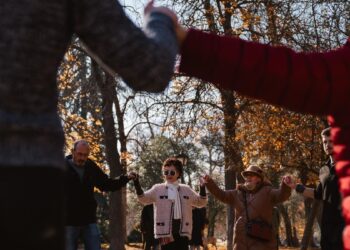 En El Retiro bailan sardanas desde los años 50 y aún hay gente en Madrid que no se ha enterado: ‘Hemos llegado a ser más de 100’