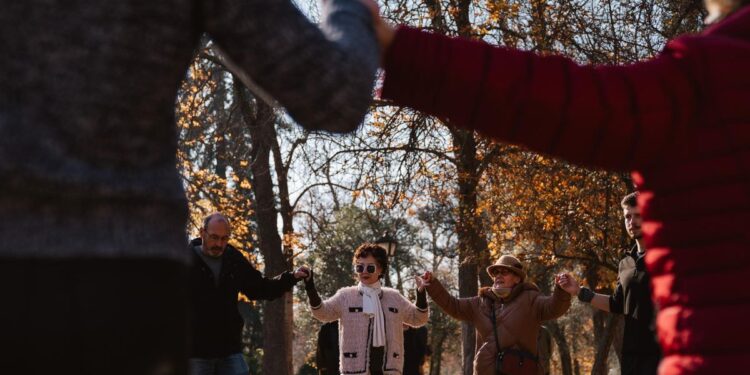 En El Retiro bailan sardanas desde los años 50 y aún hay gente en Madrid que no se ha enterado: ‘Hemos llegado a ser más de 100’