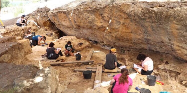 Excavar el Atapuerca madrileño: un nuevo yacimiento busca neandertales en Pinilla del Valle