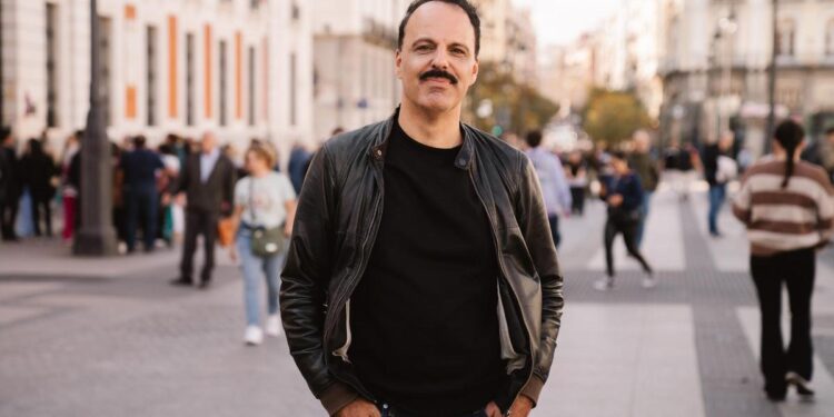 ‘De fuego cercada’, de Servando Rocha: la ciudad se arranca su mortaja