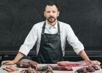 El chef Miguel Carretero no solo brilla en los fogones de Santerra: en casa conquista con pochas, perdiz y foie