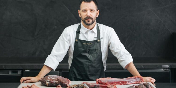 El chef Miguel Carretero no solo brilla en los fogones de Santerra: en casa conquista con pochas, perdiz y foie