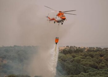 La extinción del incendio en Colmenar Viejo avanza favorablemente, pero persisten frentes amplios y desalojos en viviendas aisladas