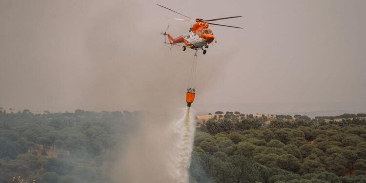 La extinción del incendio en Colmenar Viejo avanza favorablemente, pero persisten frentes amplios y desalojos en viviendas aisladas