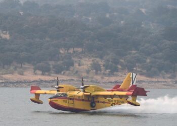 Última hora de los incendios en España | El viento complica algunos focos de los incendios mientras que Galicia ya tiene AVE