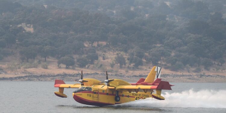 Última hora de los incendios en España | El viento complica algunos focos de los incendios mientras que Galicia ya tiene AVE