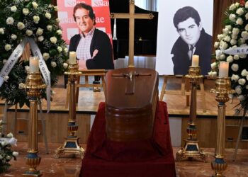 Amigos y colaboradores del Dúo Dinámico se despiden de Manuel de la Calva en la sede de la SGAE