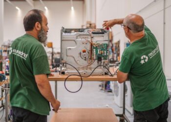 Reparaciones que dan otra oportunidad a electrodomésticos y a personas en riesgo de exclusión social: ‘Me han salvado la vida’
