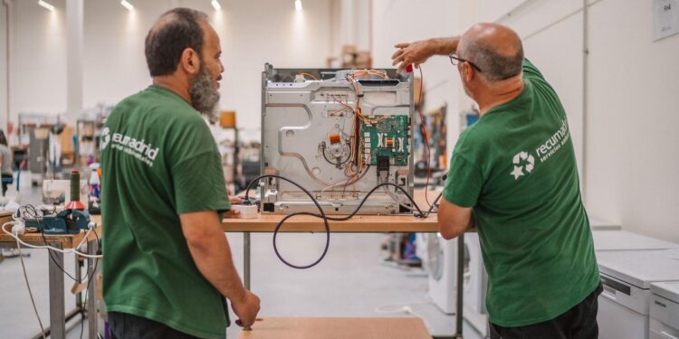 Reparaciones que dan otra oportunidad a electrodomésticos y a personas en riesgo de exclusión social: ‘Me han salvado la vida’