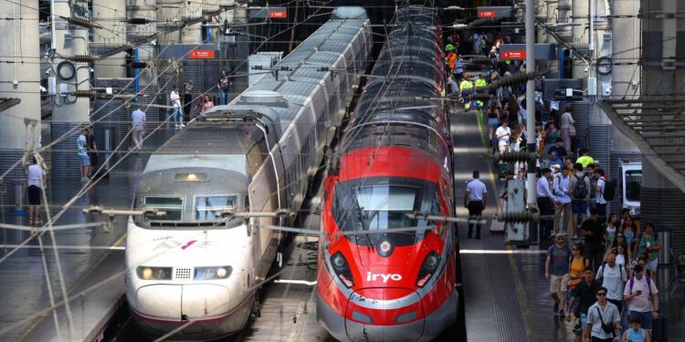 Retrasos y detenciones en trenes de alta velocidad sentido Madrid en la línea que une Andalucía con la capital