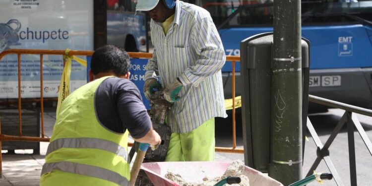 Los permisos de residencia aumentaron un 14% en Madrid en 2024, frente al 23% de media nacional