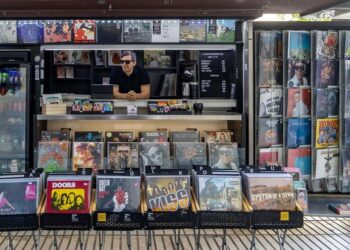 El quiosco de Madrid que un vecino ha resucitado vendiendo vinilos: ‘Lo que más triunfa es el rock’