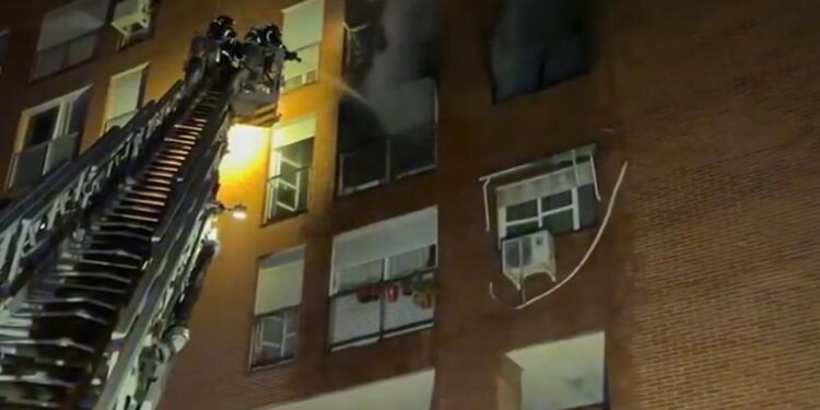 Cinco personas atendidas por inhalación de humo tras un incendio en una vivienda en Vallecas