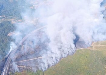 Nivel 2 de emergencia en el nuevo incendio en Pontevedra en As Neves que cerca la A-52 y núcleos de Batalláns: ‘Es una situación muy crítica con dos frentes que amenazan casas’