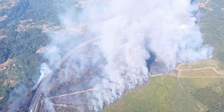 Nivel 2 de emergencia en el nuevo incendio en Pontevedra en As Neves que cerca la A-52 y núcleos de Batalláns: ‘Es una situación muy crítica con dos frentes que amenazan casas’
