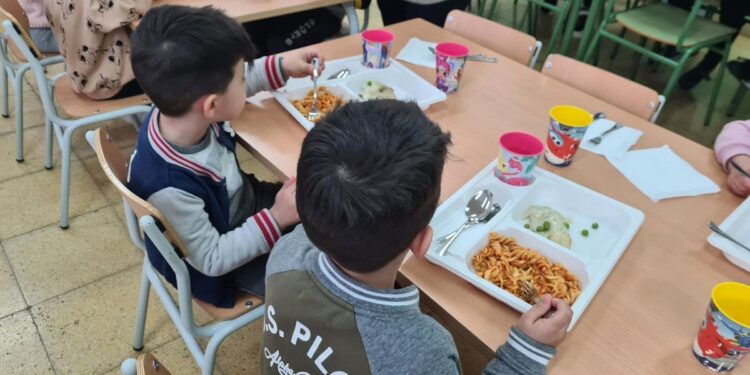 Frutas y verduras a diario y nada de bollería industrial: así serán los menús escolares el próximo curso