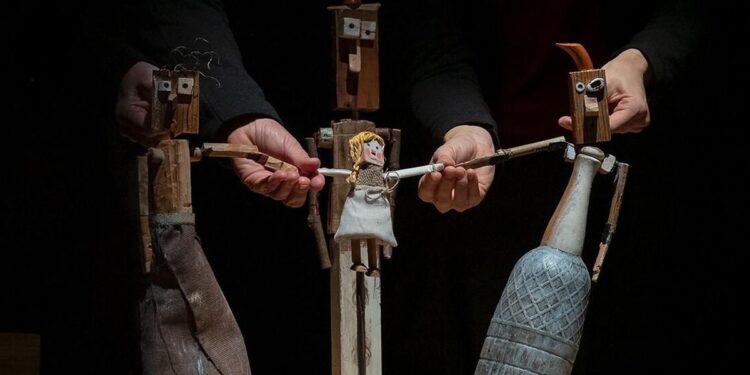 Por qué hay que obedecer a la policía: los títeres de Madrid que te harán replantearte la vida