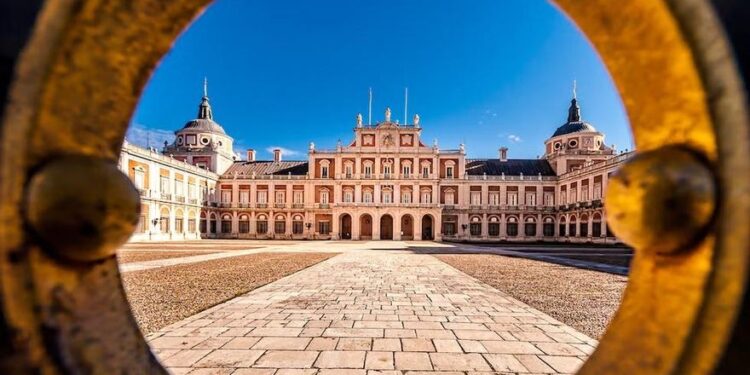 El pueblo más bonito de España para viajar en agosto está a 45 minutos de Madrid: palacios y jardines de cuento