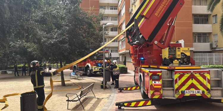 Un incendio en un piso de Fuenlabrada deja cuatro heridos, uno de ellos con una intoxicación por inhalación de humo leve
