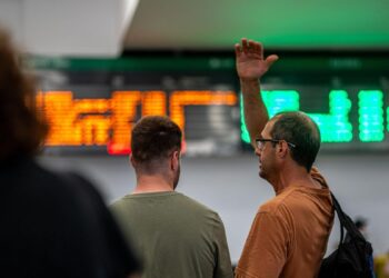 Renfe suspende hasta nuevo aviso el servicio de alta velocidad entre Madrid y Galicia por los incendios