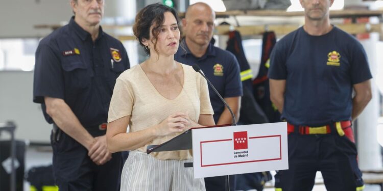 Ayuso critica a un Gobierno ‘paralizado’ que ‘ve como todo se quema’ para ‘buscar culpables’: ‘No hay que esperar’