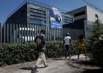 Ayuso redobla el pulso contra el Gobierno por la migración con la presión sobre los centros de Pozuelo, Alcalá y Carabanchel