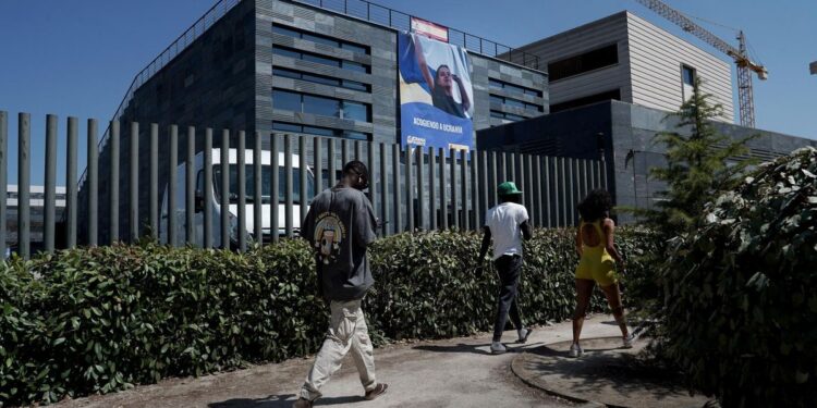 Ayuso redobla el pulso contra el Gobierno por la migración con la presión sobre los centros de Pozuelo, Alcalá y Carabanchel