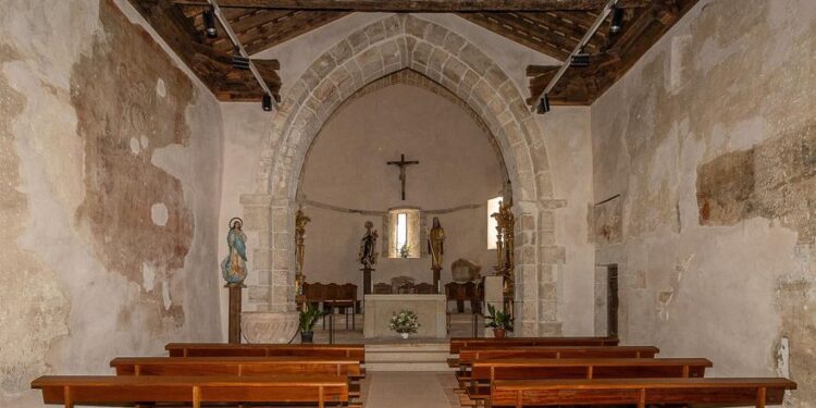 El cementerio que lleva 1.000 años escondido dentro de una iglesia de Madrid: ‘Son 74 tumbas excavadas en la roca’