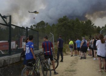 El fuego calcina España: dos muertos y más de una docena de incendios, la mayoría en Castilla y León