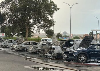 Una colilla mal apagada desata un incendio en el parking de Xanadú y calcina diez vehículos: ‘No me dio tiempo a arrancar mi coche’
